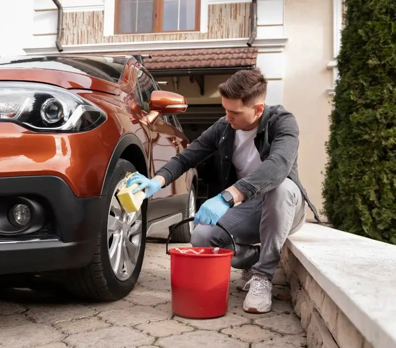 Lavage auto à domicile Salles-d'Aude : professionnel intervenant sur un véhicule